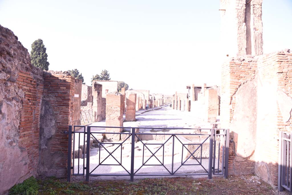 I.4.16 Pompeii. October 2019. Looking west through entrance at I.4.15 towards Via dell’Abbondanza.
Foto Tobias Busen, ERC Grant 681269 DÉCOR.