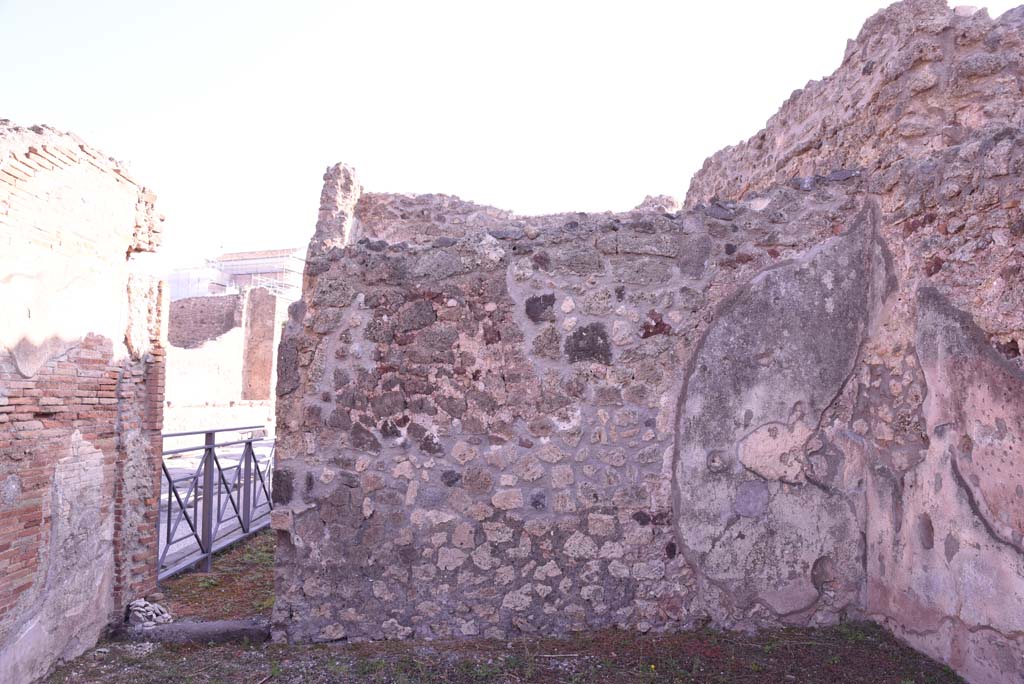 I.4.16 Pompeii. October 2019. Looking towards east wall of shop, with doorway to I.4.17.
Foto Tobias Busen, ERC Grant 681269 DÉCOR.