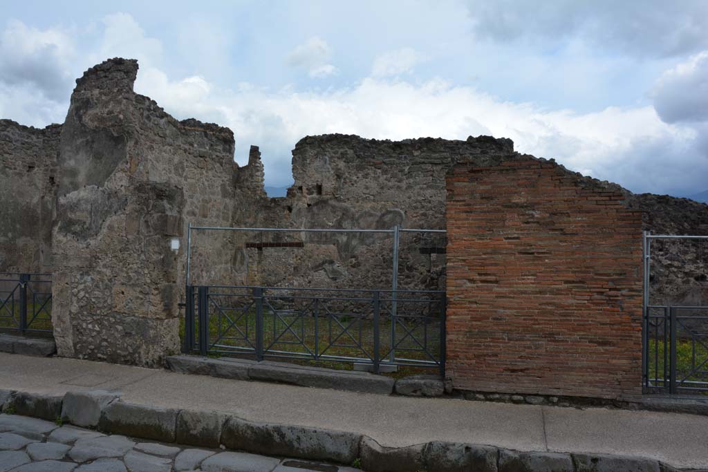 I.4.17 Pompeii. May 2019. Looking south to entrance doorway on Via dell’Abbondanza.
Foto Tobias Busen, ERC Grant 681269 DÉCOR.