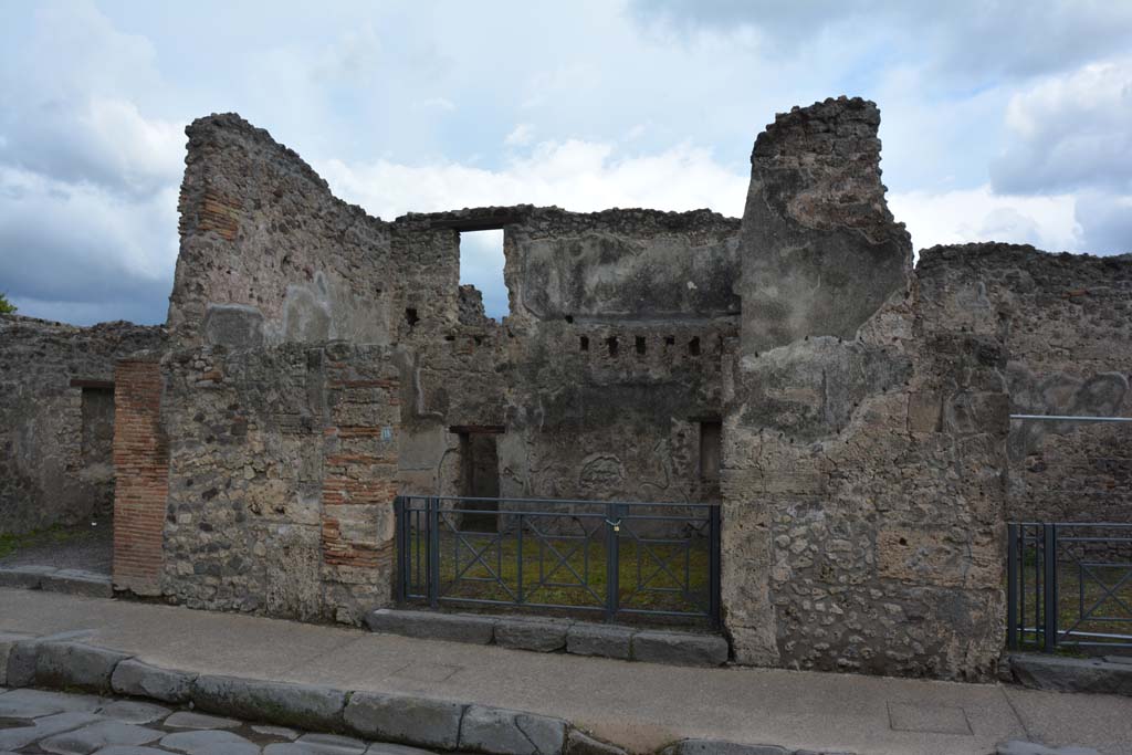 I.4.18 Pompeii. May 2019. Looking south-east to entrance doorway.
Foto Tobias Busen, ERC Grant 681269 D�COR.

