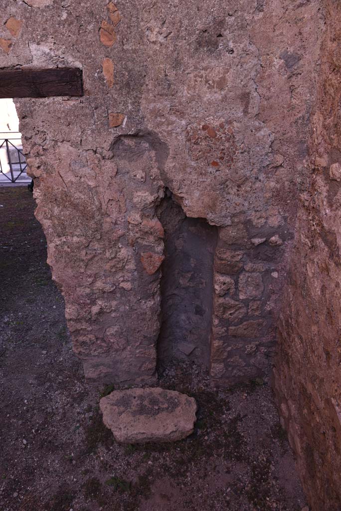 I.4.18 Pompeii. October 2019. North-east corner on east side of doorway into workshop.
Foto Tobias Busen, ERC Grant 681269 D�COR.
