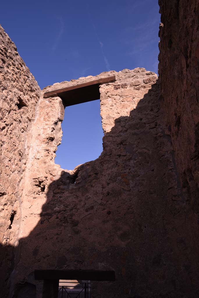 I.4.18 Pompeii. October 2019. Upper north wall with doorway between rooms.
Foto Tobias Busen, ERC Grant 681269 D�COR.

