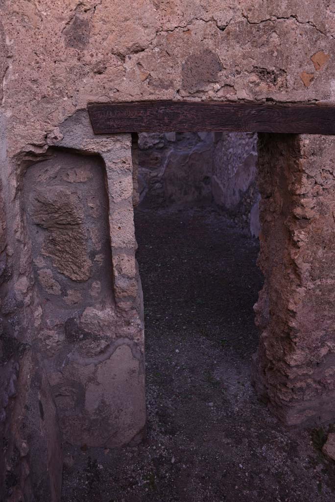 I.4.18 Pompeii. October 2019. Niche in north-west corner, on west side of doorway into workshop.
Foto Tobias Busen, ERC Grant 681269 D�COR.
