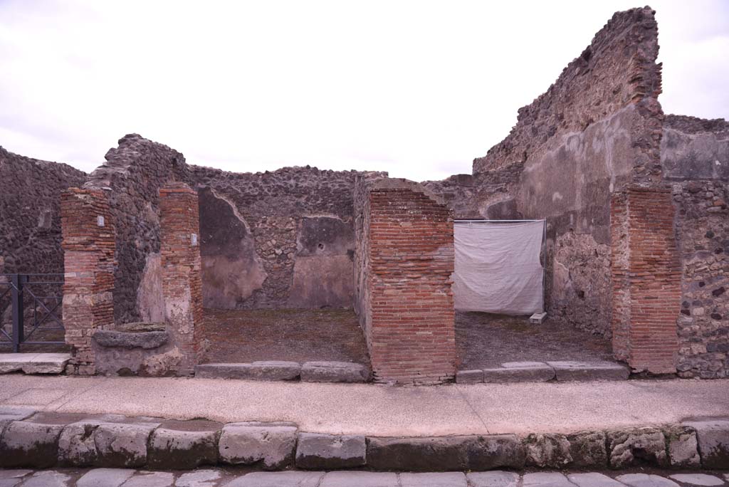 I.4.21, on left, with I.4.20, centre left, and I.4.19, on right, Pompeii. October 2019.
Entrance doorways on south side of Via dell’Abbondanza.
Foto Tobias Busen, ERC Grant 681269 DÉCOR.
