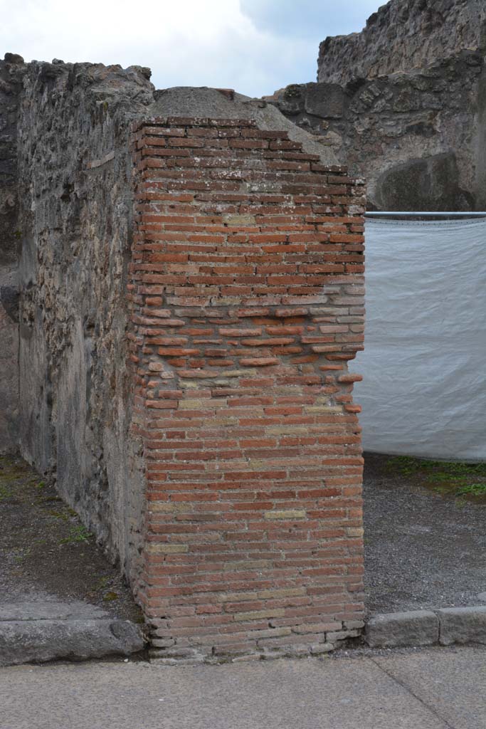 I.4.20 Pompeii. May 2019.
Detail of masonry pilaster between I.4.20, on left, and I.4.19, on right.
Foto Tobias Busen, ERC Grant 681269 DÉCOR.