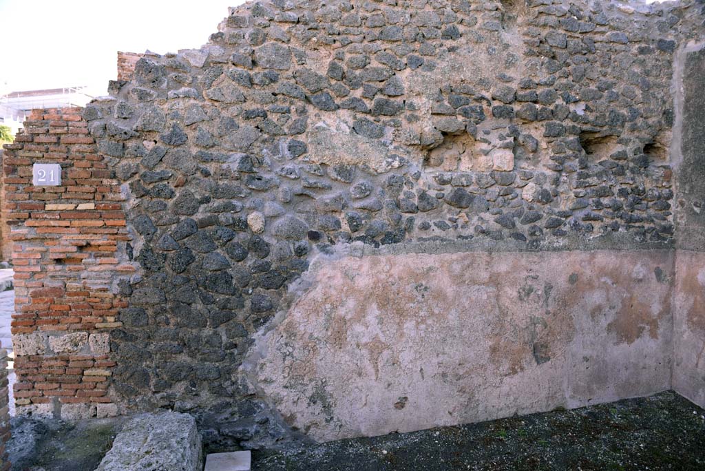 I.4.20/21 Pompeii. October 2019. Looking towards east wall of I.4.21, steps to upper floor, on left, and east wall of I.4.20, on right.
Foto Tobias Busen, ERC Grant 681269 DÉCOR.