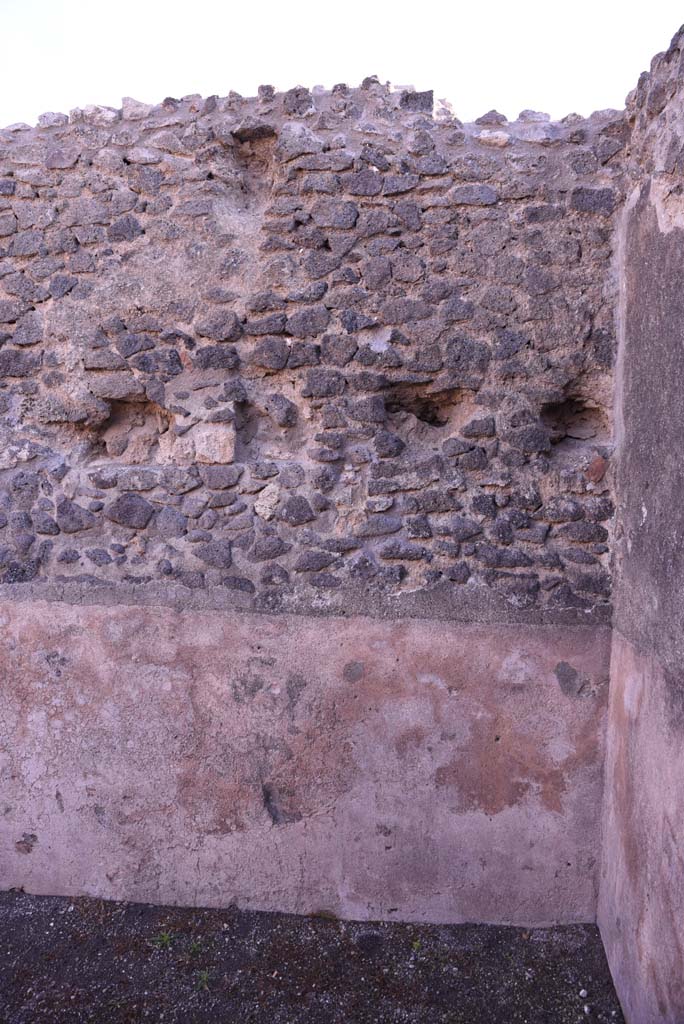 I.4.20/21 Pompeii. October 2019.
South end of east wall of I.4.20, below, with upper floor of I.4.21, above.
Foto Tobias Busen, ERC Grant 681269 DÉCOR.