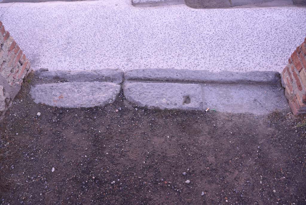 I.4.20 Pompeii. October 2019. Entrance doorway threshold onto Via dell’Abbondanza.
Foto Tobias Busen, ERC Grant 681269 DÉCOR
