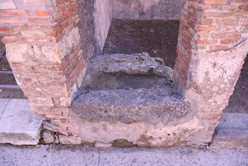 I.4.21 Pompeii. October 2019. Looking south from Via dell’Abbondanza, towards detail of base of steps.
Foto Tobias Busen, ERC Grant 681269 DÉCOR