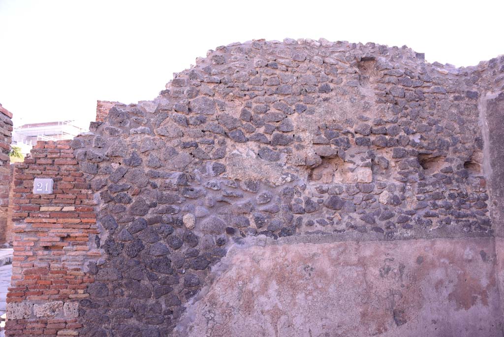 I.4.21 Pompeii. October 2019. Looking towards upper east wall of I.4.21, steps to upper floor, with holes for support beams of upper floor.
Foto Tobias Busen, ERC Grant 681269 DÉCOR.