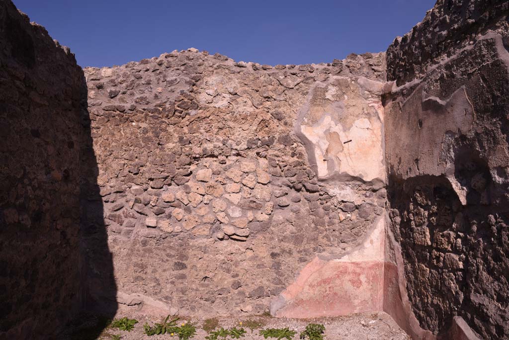 I.4.22 Pompeii. October 2019. North wall of room “c”.
According to PPM – the north wall included the bezel of the fictitious vault, edged with a cornice of shaped stucco.
The red zoccolo/dado was sprayed with fake granite (Egyptian).
The east wall testifies to the passage of the ancient explorers, the same who removed the coating of the impluvium
See Carratelli, G. P., 1990-2003. Pompei: Pitture e Mosaici. Roma: Istituto della enciclopedia italiana, (p.184).
Foto Tobias Busen, ERC Grant 681269 DÉCOR.