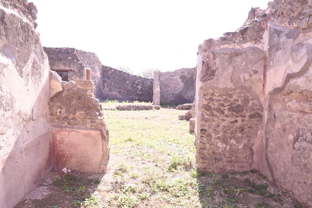 I.4.22 Pompeii. October 2019. South wall with doorway to atrium.
Foto Tobias Busen, ERC Grant 681269 DÉCOR.