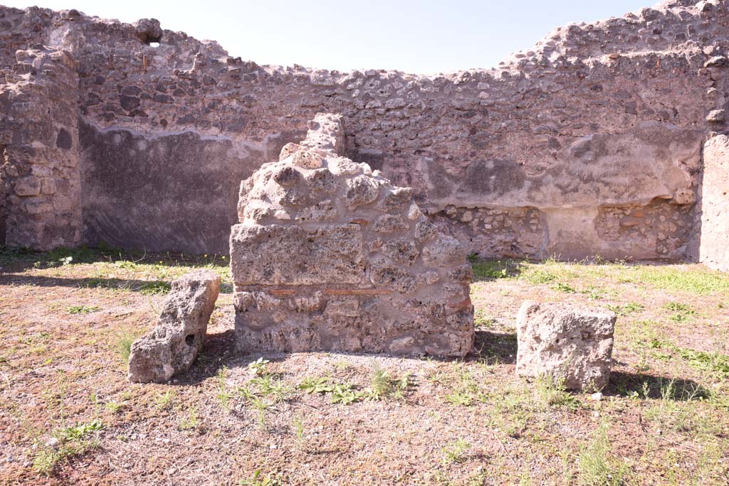 I.4.22 Pompeii. October 2019. Looking west towards room “d”, on right, and room “e”, on left.
Foto Tobias Busen, ERC Grant 681269 DÉCOR.