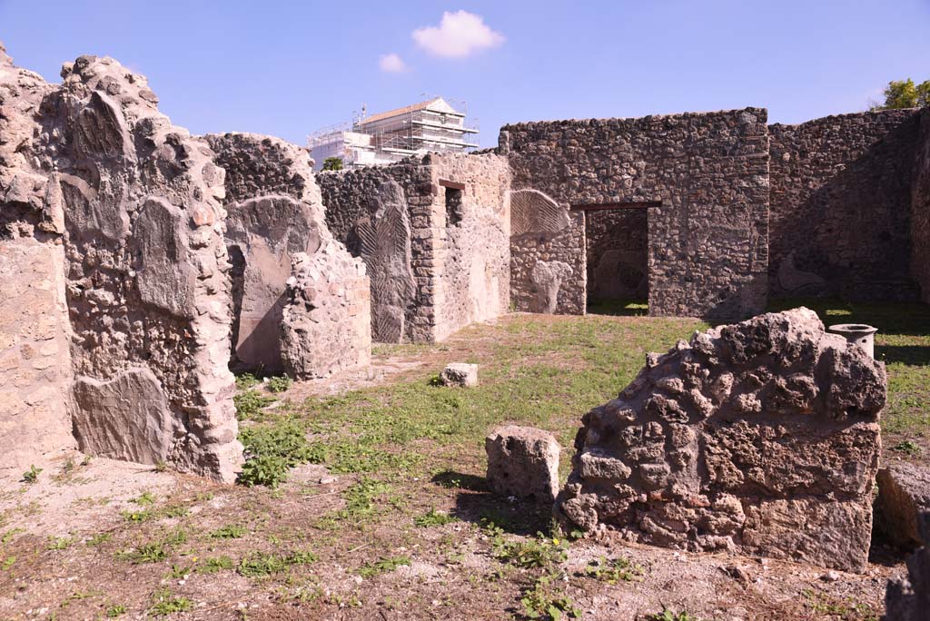 I.4.22 Pompeii. October 2019. Looking east across atrium from room “d”.
Foto Tobias Busen, ERC Grant 681269 DÉCOR.