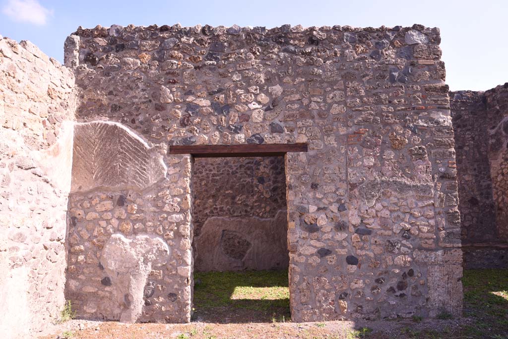 I.4.22 Pompeii. October 2019. Room “f”, looking east towards doorway.
Foto Tobias Busen, ERC Grant 681269 DÉCOR.