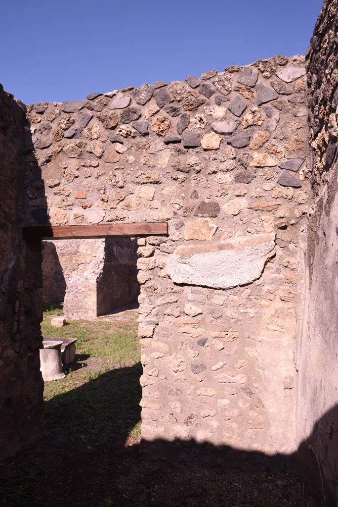 I.4.22 Pompeii. October 2019. North-east corner of room “i”, with doorway to atrium.
Foto Tobias Busen, ERC Grant 681269 DÉCOR.