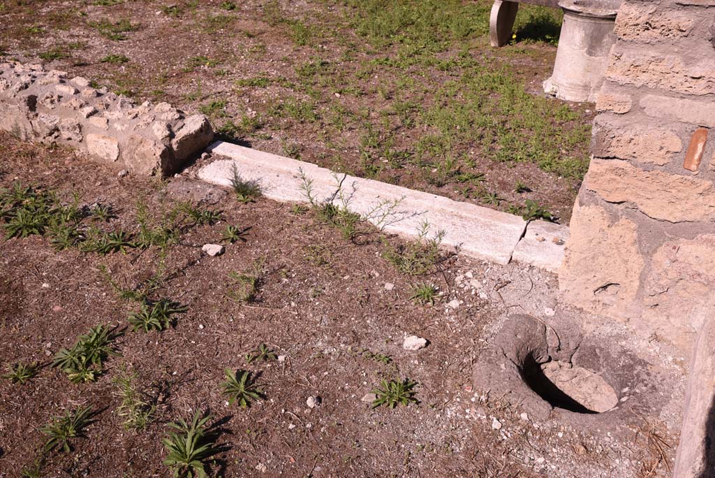 I.4.22 Pompeii. October 2019. Room “k/l”, threshold from courtyard to atrium in north wall, with cistern-mouth, on right.
Foto Tobias Busen, ERC Grant 681269 DÉCOR.