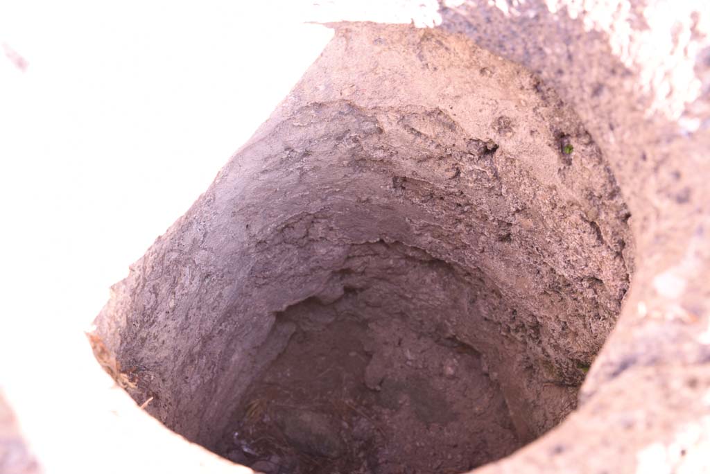 I.4.22 Pompeii. October 2019. Room “k/l”, detail into cistern-mouth.
Foto Tobias Busen, ERC Grant 681269 DÉCOR