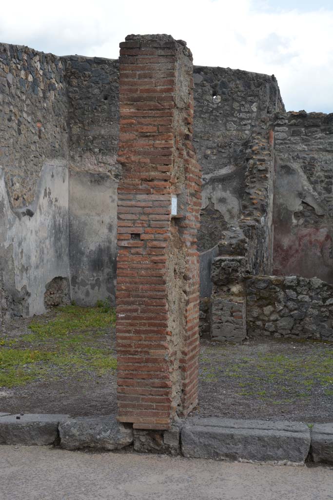 I.4.23 Pompeii. May 2019.
Looking south to dividing pilaster between I.4.24, on left, and I.4.23, on right.
Foto Tobias Busen, ERC Grant 681269 DÉCOR.