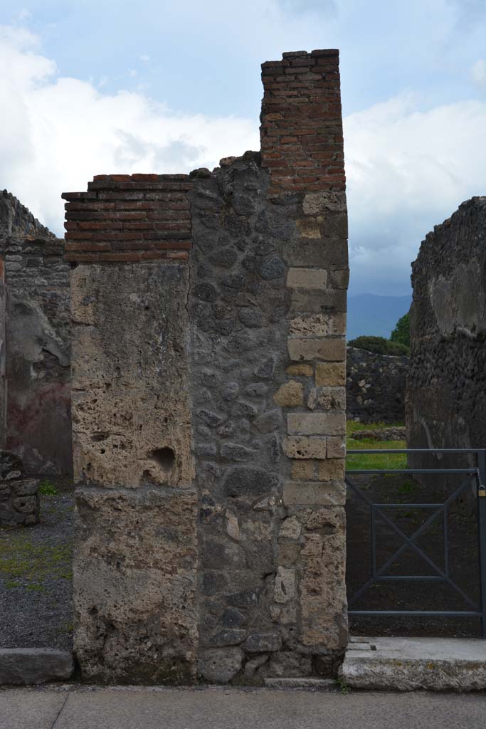 I.4.23, on left, Pompeii. May 2019.
Looking south to front façade between doorways with I.4.22, on right.
Foto Tobias Busen, ERC Grant 681269 DÉCOR.