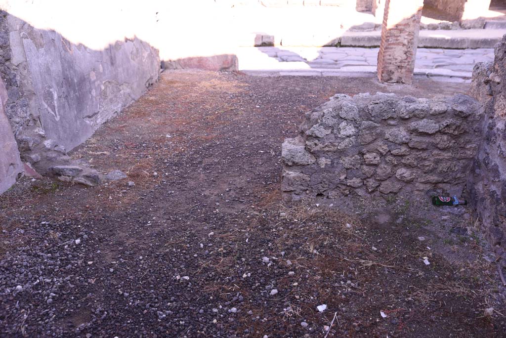 I.4.23 Pompeii. October 2019. Looking north across rear room towards shop-room and doorway onto Via dell’Abbondanza.
Foto Tobias Busen, ERC Grant 681269 DÉCOR.