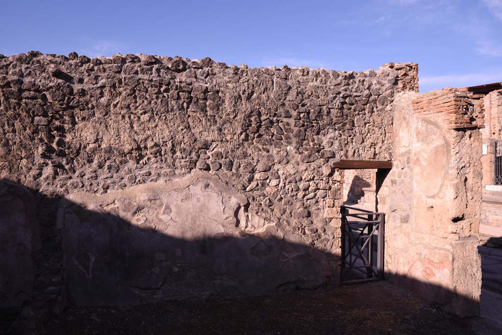 I.4.23 Pompeii. October 2019. Looking towards west wall of shop-room, with doorway into entrance corridor of I.4.22.
Foto Tobias Busen, ERC Grant 681269 DÉCOR.