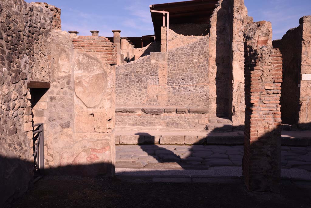 I.4.23 Pompeii. October 2019. Looking north from shop-room across Via dell’Abbondanza.
Foto Tobias Busen, ERC Grant 681269 DÉCOR.