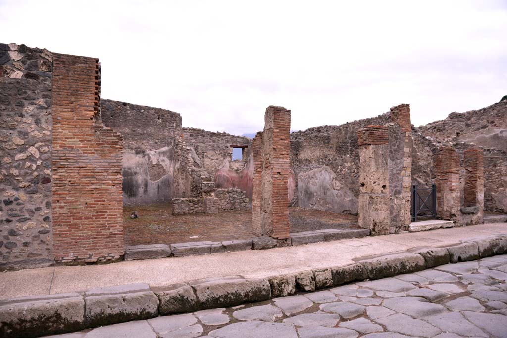 I.4.24, on left, and I.4.23, in centre, I.4.22, on right, with I.4.21/20, Pompeii. October 2019.
Looking south-west to entrance doorways.
Foto Tobias Busen, ERC Grant 681269 DÉCOR.