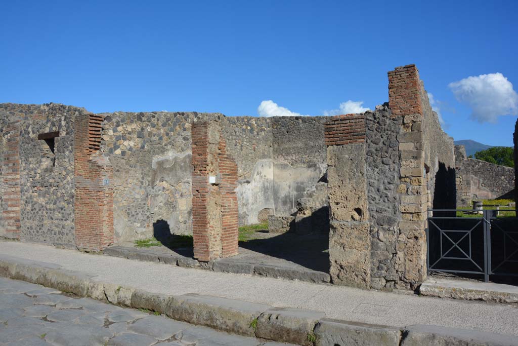 I.4.24, on left, and I.4.23, in centre. May 2019. Looking south-east to entrance doorways.
Foto Tobias Busen, ERC Grant 681269 DÉCOR.