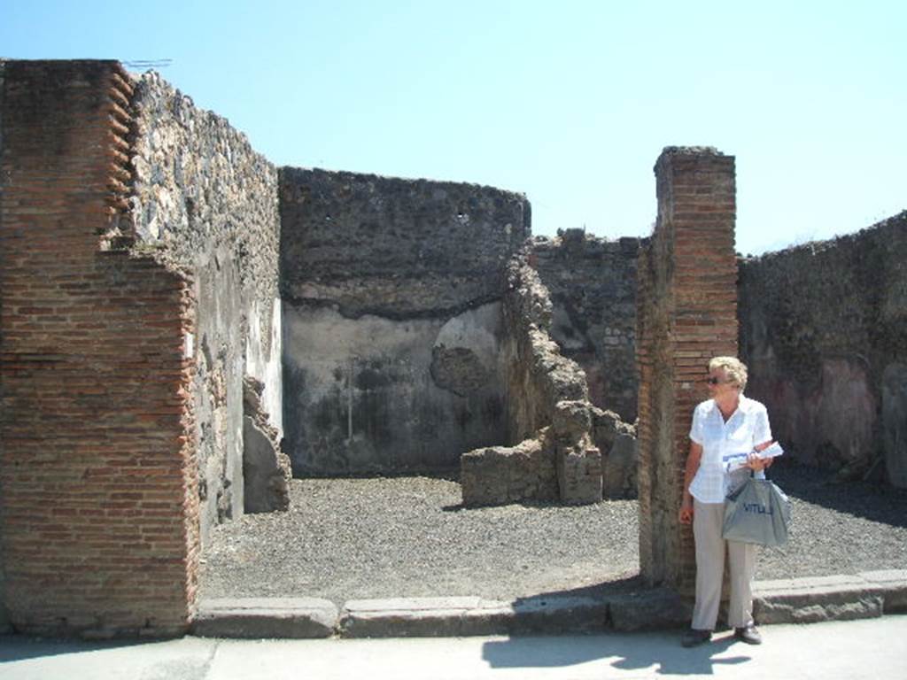 I.4.24 Pompeii. May 2005. Entrance, looking south.