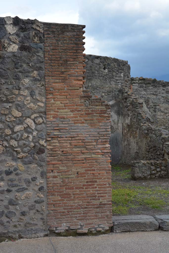 I.4.24 Pompeii, May 2019.
Looking south to detail of masonry pilaster at east end of entrance doorway.
Foto Tobias Busen, ERC Grant 681269 DÉCOR.
