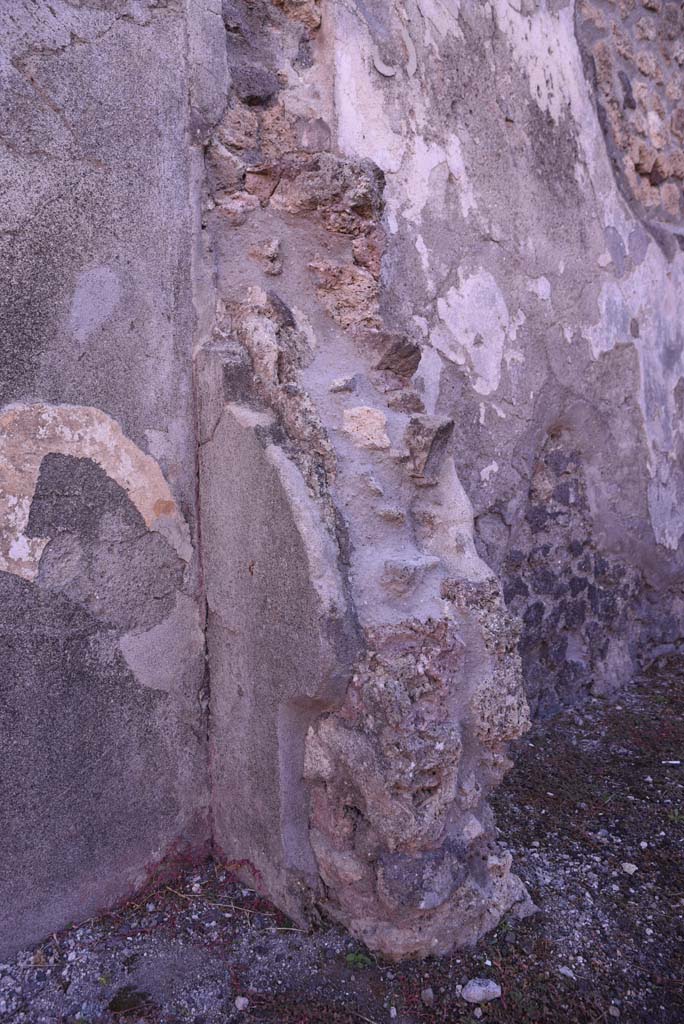 I.4.24 Pompeii. October 2019.
Remaining east side of south wall of dividing wall between shop and rear room.
Foto Tobias Busen, ERC Grant 681269 DÉCOR.