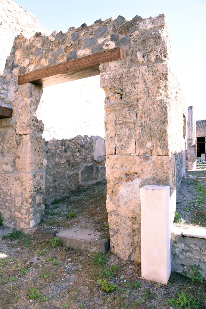 I.4.25/1.4.5 Pompeii. October 2019.
North ala 13, looking towards east wall, with corridor 15, leading to Middle Peristyle 17, on left, and tablinum 14, on right.
Foto Tobias Busen, ERC Grant 681269 DÉCOR.