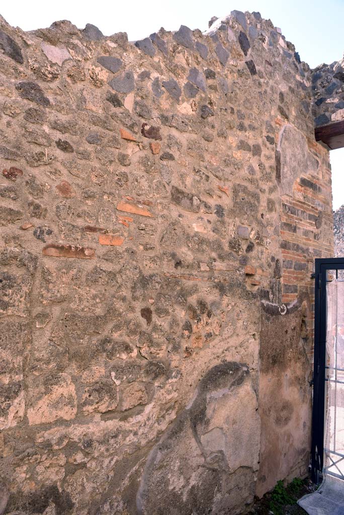 I.4.25/I.4.5 Pompeii. October 2019.
Entrance corridor/fauces 3, south wall at west end by entrance doorway.
Foto Tobias Busen, ERC Grant 681269 DÉCOR.