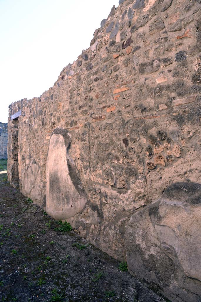 I.4.25/I.4.5 Pompeii. October 2019.
Entrance corridor/fauces 3, looking east along south wall of entrance corridor.
Foto Tobias Busen, ERC Grant 681269 DÉCOR.