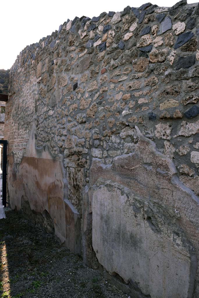 I.4.25/I.4.5 Pompeii. October 2019. Entrance corridor/fauces 3, looking west along north wall.
Foto Tobias Busen, ERC Grant 681269 DÉCOR.