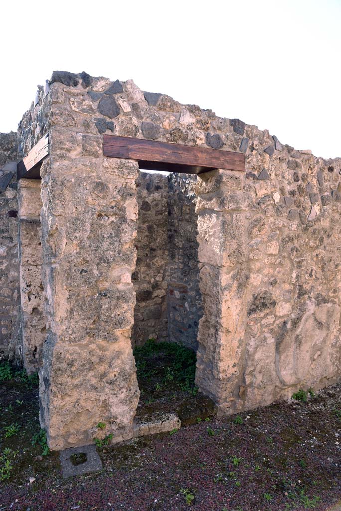 I.4.25/I.4.5 Pompeii. October 2019.
Entrance corridor/fauces 3, doorway to small room 5 in south wall of entrance corridor.
Foto Tobias Busen, ERC Grant 681269 DÉCOR.