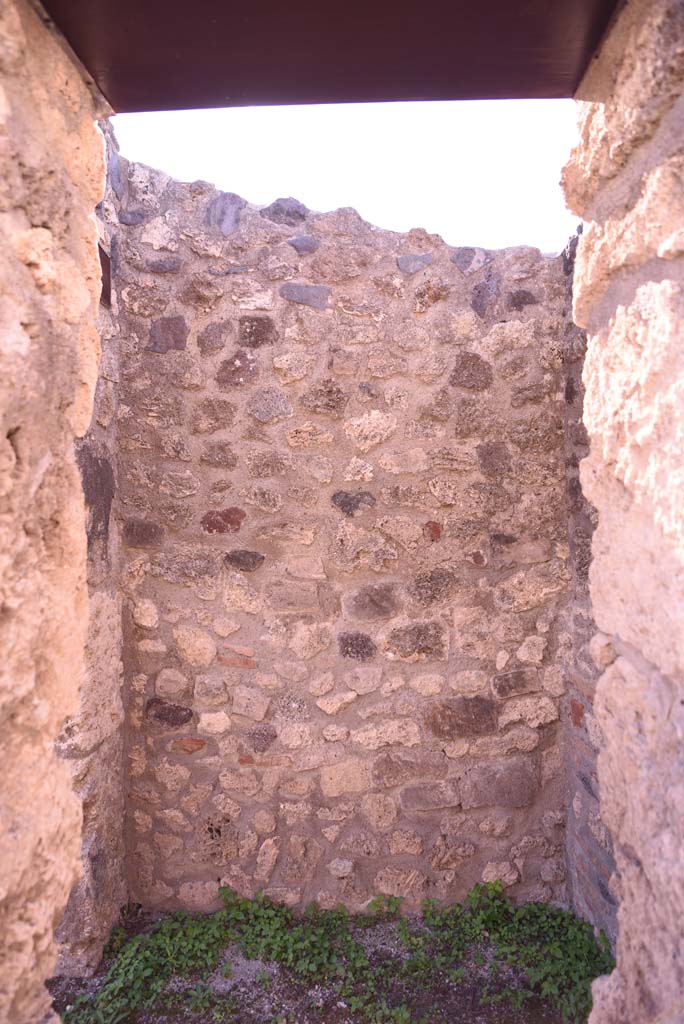 I.4.25/I.4.5 Pompeii. October 2019.
Small room 5, looking south from entrance in south wall of entrance corridor 3.
Foto Tobias Busen, ERC Grant 681269 DÉCOR.