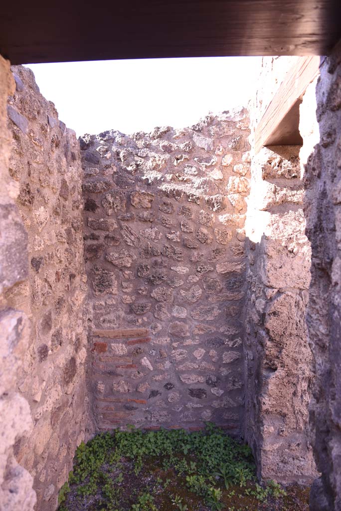 I.4.25/I.4.5 Pompeii. October 2019.
Small room 5, looking west from entrance in south-west corner of atrium 6, with other doorway from fauces, on right.
Foto Tobias Busen, ERC Grant 681269 DÉCOR.