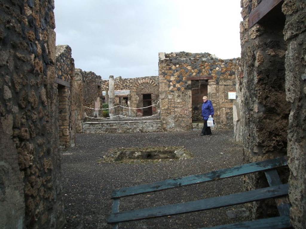 I.4.25 Pompeii. December 2004.
Looking east towards tablinum 14 and middle peristyle 17, from entrance at I.4.5. Doorway to room 5 is on the right.