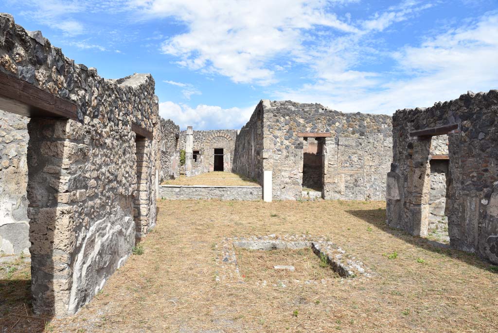 I.4.25/1.4.5 Pompeii. September 2020.
Atrium 6, looking east across impluvium towards tablinum 14, centre left, and along the length of south portico of Middle Peristyle 17 towards room 21.
Foto Tobias Busen, ERC Grant 681269 DÉCOR.