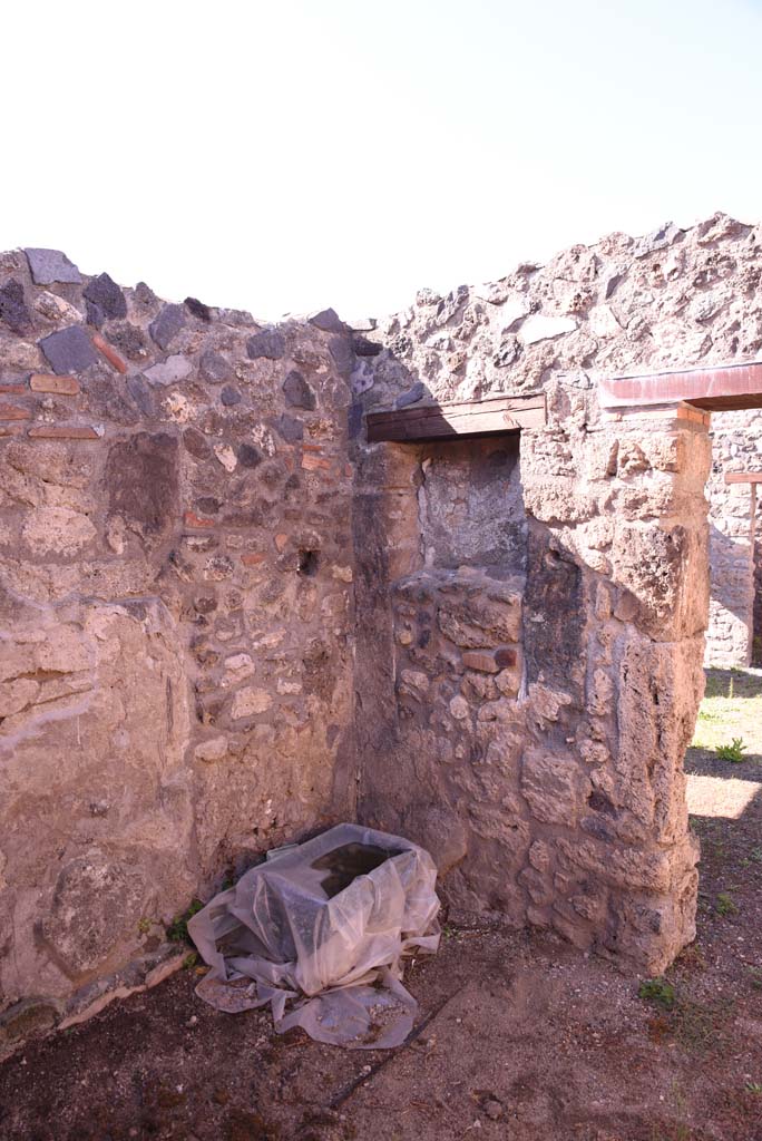 I.4.25/1.4.5 Pompeii. October 2019.
Cubiculum 7, west wall and north-west corner, with window in north wall into atrium 6.
Foto Tobias Busen, ERC Grant 681269 DÉCOR.