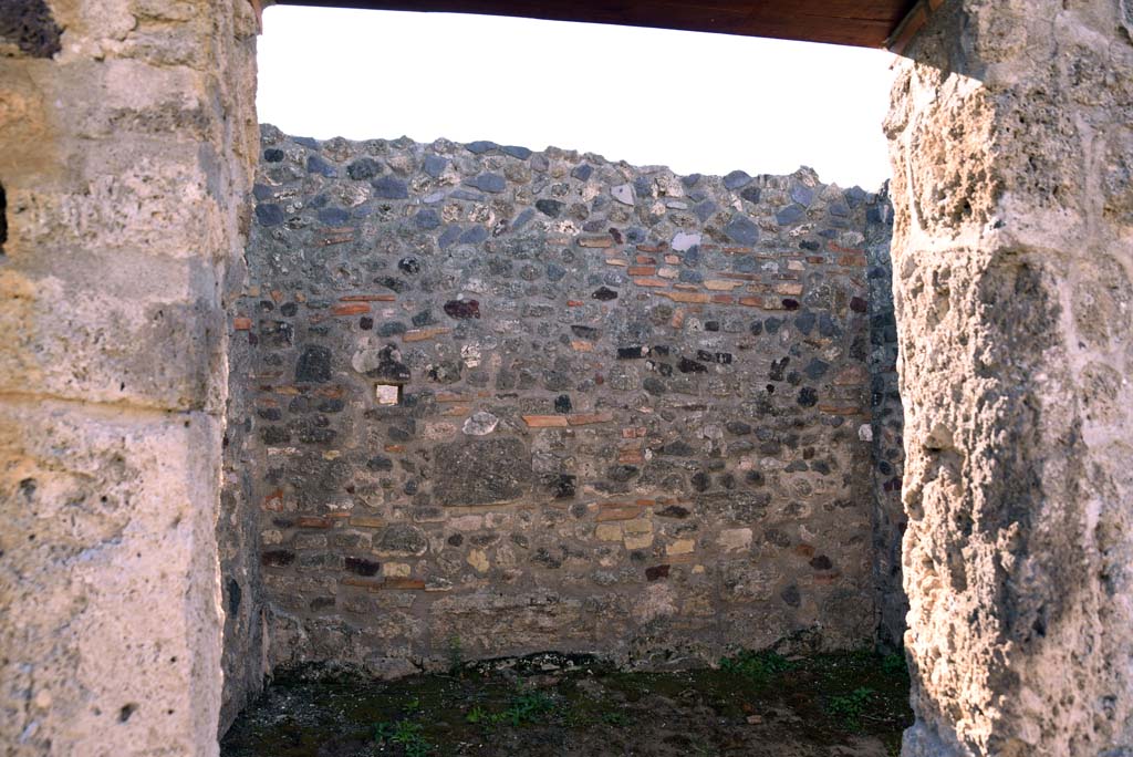 I.4.25/1.4.5 Pompeii. October 2019. Cubiculum 8, looking south through entrance doorway.
Foto Tobias Busen, ERC Grant 681269 DÉCOR.