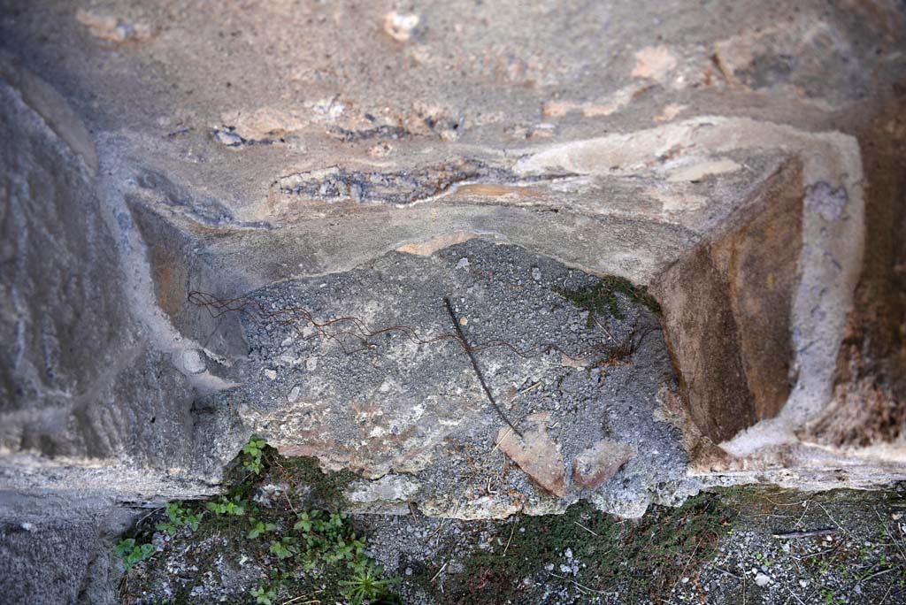 I.4.25/1.4.5 Pompeii. October 2019. Cubiculum 8, looking down onto remaining stucco in recess/niche.
Foto Tobias Busen, ERC Grant 681269 DÉCOR.