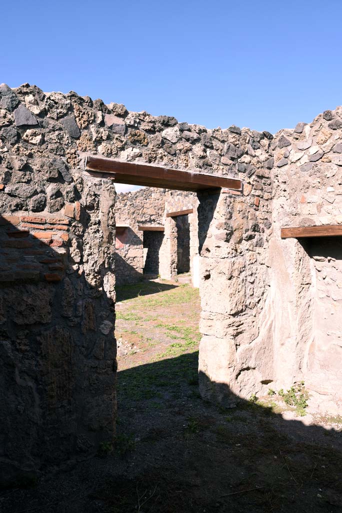 I.4.25/1.4.5 Pompeii. October 2019.
Cubiculum 8, looking towards north wall with doorway to atrium 6 in north-east corner.
Foto Tobias Busen, ERC Grant 681269 DÉCOR.
