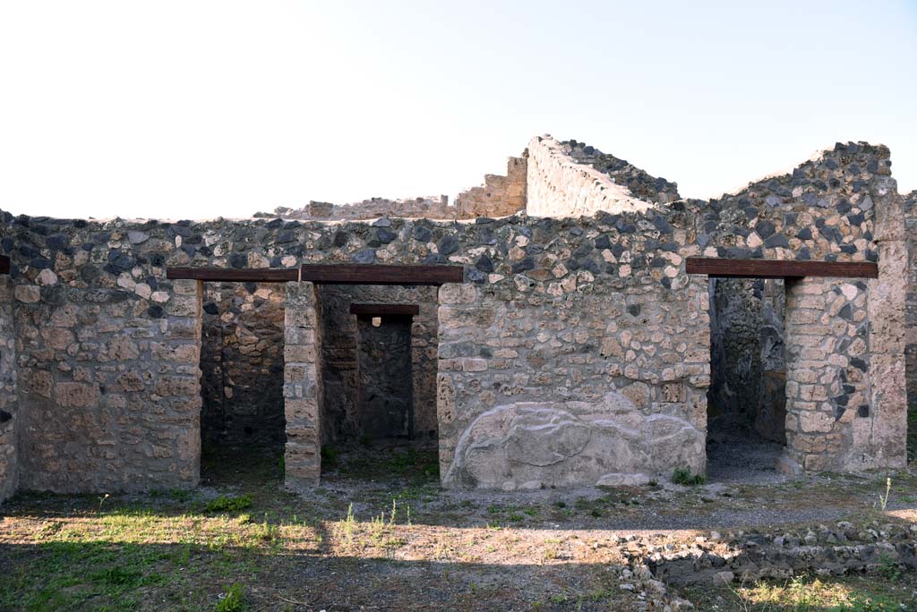 I.4.25/I.4.5 Pompeii. October 2019. Atrium 6, looking towards doorways to rooms 9, 10 and 11 on north side of atrium.
Foto Tobias Busen, ERC Grant 681269 DÉCOR.