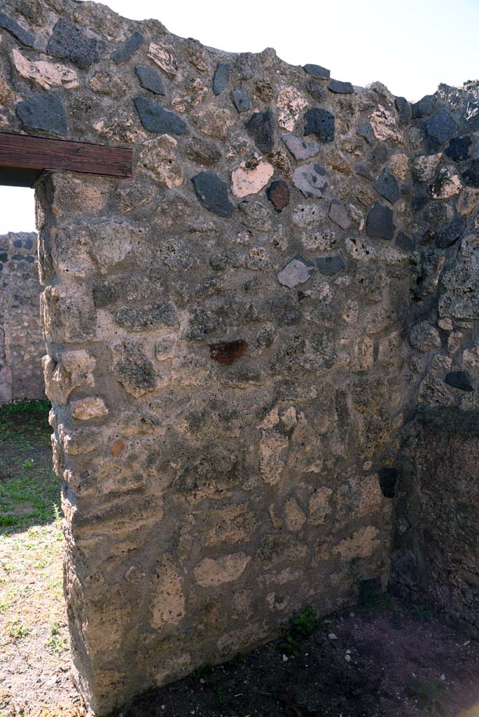 I.4.25/1.4.5 Pompeii. October 2019.
Cubiculum 9, looking towards south wall with doorway to atrium 6, on left.
Foto Tobias Busen, ERC Grant 681269 DÉCOR.