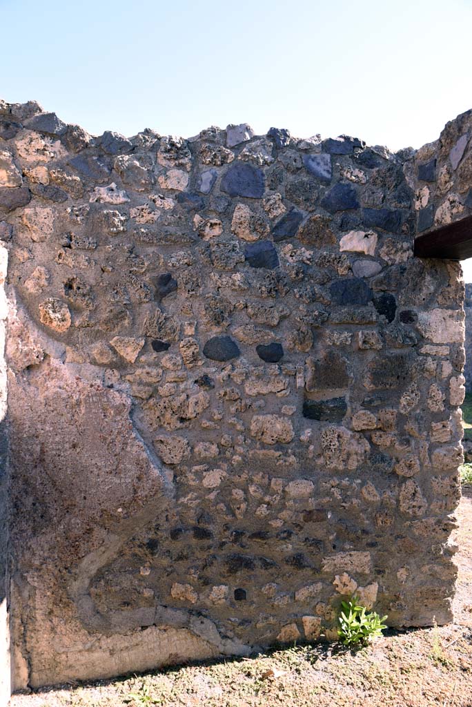 I.4.25/1.4.5 Pompeii. October 2019.
Cubiculum 9, east wall with doorway in south-east corner to atrium 6.
Foto Tobias Busen, ERC Grant 681269 DÉCOR.