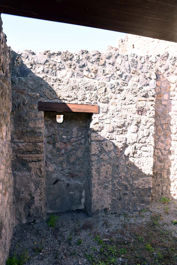 I.4.25/1.4.5 Pompeii. October 2019.
Cubiculum 10, looking towards recess/niche at west end of north wall.
Foto Tobias Busen, ERC Grant 681269 DÉCOR.
