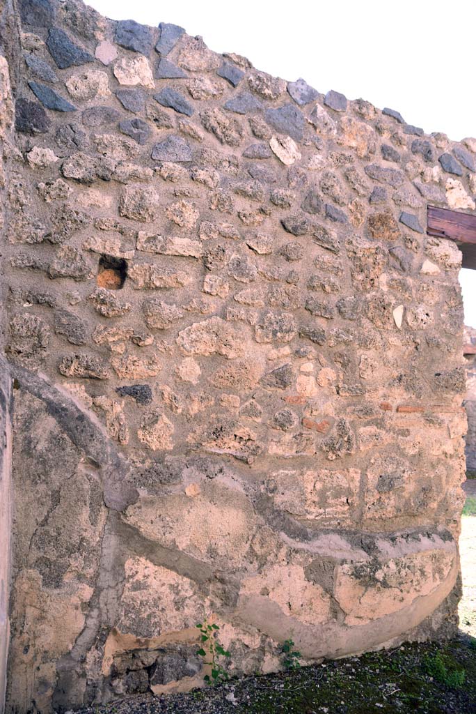 I.4.25/1.4.5 Pompeii. October 2019. Cubiculum 10, south wall, with doorway to atrium 6, on right.
Foto Tobias Busen, ERC Grant 681269 DÉCOR.
